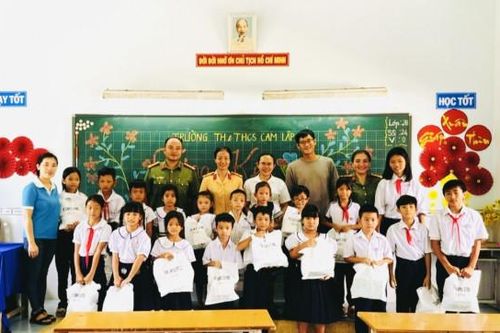 Trao quà cho các học sinh khó khăn ở Cam Lập