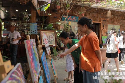 Gần 100 bức tranh tham gia Triển lãm giao lưu mỹ thuật 'Sắc màu biên cương'
