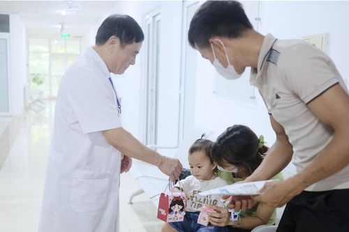 Bệnh viện Đa khoa Hưng Thịnh trao 70 suất quà tặng bệnh nhi