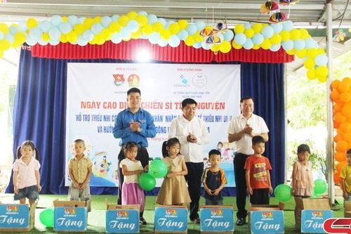 Chương trình Ngày cao điểm 'Chiến sĩ tình nguyện vì đàn em thân yêu'