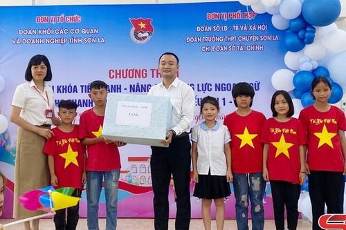 Thăm, tặng quà trẻ em Trung tâm Bảo trợ xã hội tỉnh Sơn La