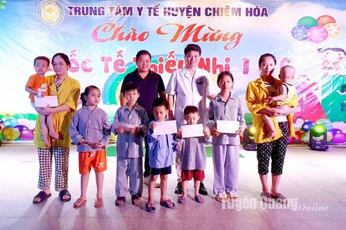 Gần 90 suất quà tặng cho trẻ điều trị tại Trung tâm Y tế huyện Chiêm Hóa