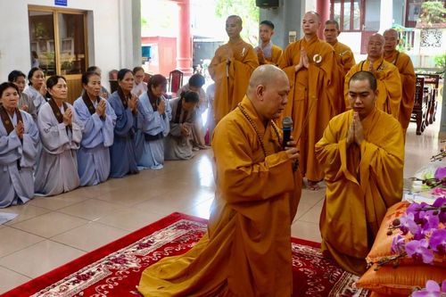 Chư Tăng và Phật tử cúng dường hành giả các trường hạ tập trung tại TP.HCM