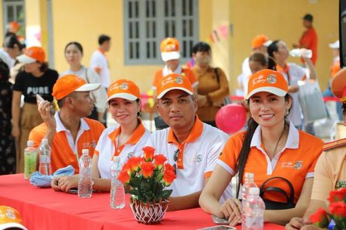 Caravan 'Lan tỏa yêu thương' lần 6 trao quà cho học sinh tại tỉnh Phú Yên nhân ngày Tết Thiếu nhi