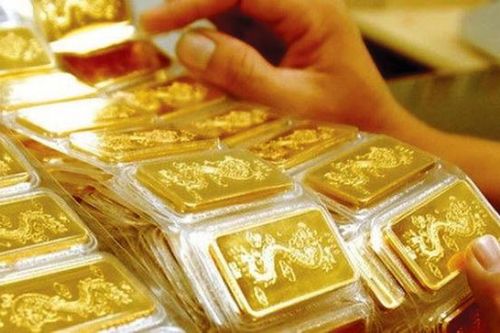 Bốn ngân hàng bán vàng cho dân, giá vàng SJC có về sát giá vàng thế giới?