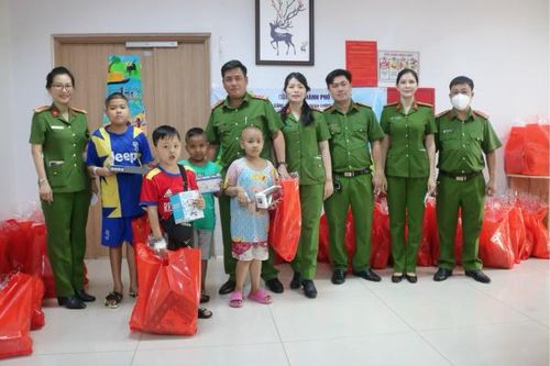 Công an TP Hồ Chí Minh tổ chức nhiều hoạt động vui chơi, tặng quà các em thiếu nhi