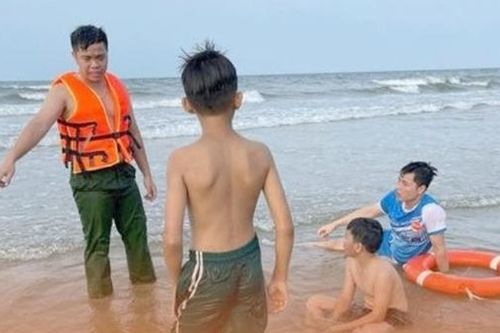 Công an xã nỗ lực cứu 3 em nhỏ bị đuối nước