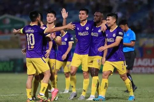 CLB Hà Nội dội 'mưa gôn' vào lưới Khánh Hòa