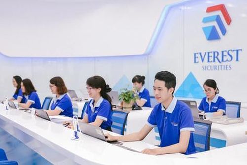 Sếp lớn công ty chứng khoán Everest bị cấm giao dịch chứng khoán
