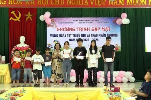 Khối thi đua các doanh nghiệp Trung ương, Tòa án nhân dân tỉnh, Sở Công thương tặng quà Tết Thiếu nhi 1/6