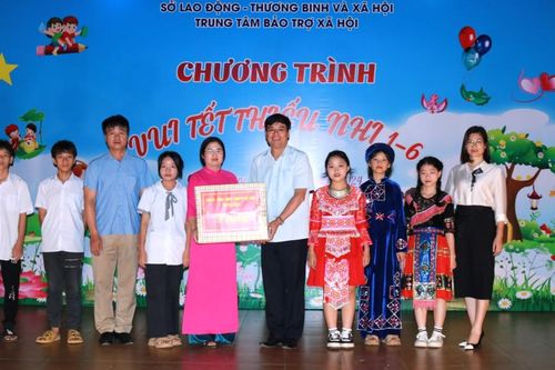 Trưởng Ban Dân vận Tỉnh ủy Hà Ngọc Giáp tặng quà Tết Thiếu nhi 1/6 tại Trung tâm Bảo trợ xã hội tỉnh