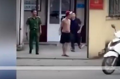 Khống chế đối tượng say rượu cầm tuýp sắt xông vào trụ sở công an gây sự