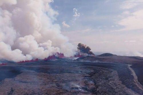 Cảnh tượng núi lửa phun trào dữ dội ở Iceland