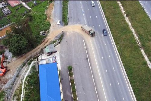 Công an Thanh Hóa tìm người nhận 3 triệu để mở rào chắn cho xe tải chở đất quay đầu trên cao tốc