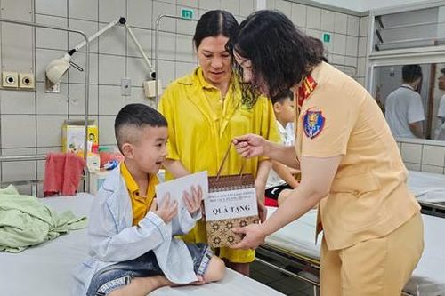 CSGT Hà Nội tặng quà cho các bệnh nhi nhân ngày 1/6