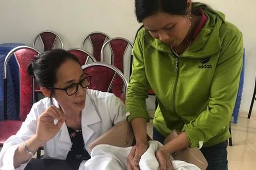 Cô đỡ thôn bản cứu sản phụ chảy máu ồ ạt vì tiền sử băng huyết vẫn đẻ tại nhà