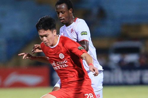 Hy hữu V-League: Vừa đua vô địch, vừa trốn chạy suất xuống hạng