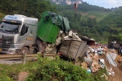 Xe đầu kéo bị lật thùng hàng đè bẹp xe tải nhỏ, nữ lái xe tử vong trong cabin