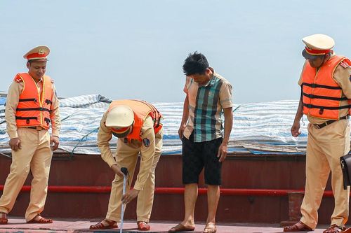 CSGT Hà Nội tăng cường kiểm tra các phương tiện trên sông Hồng