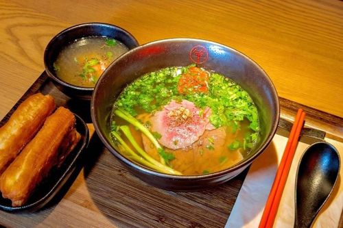 Ông chủ Dh Foods thử phở tại quán Chi Pu: 'Quá mặn'