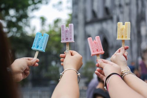Kem hình Nhà thờ Lớn, Tháp Rùa hút du khách ở Hà Nội