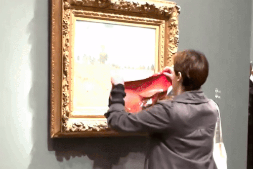 Tranh của Monet bị tấn công