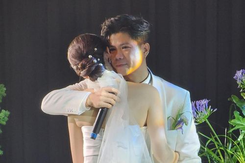 Đinh Mạnh Ninh khóc trong lễ cưới