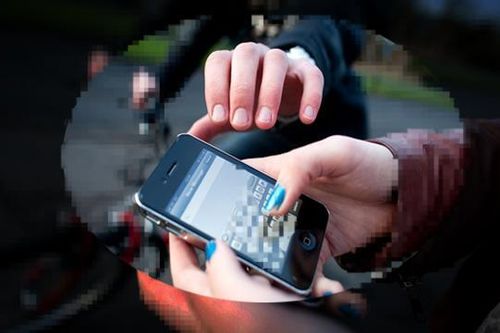 Bắt nóng 2 tên cướp điện thoại iPhone của cô gái trẻ trên cầu Đông Trù