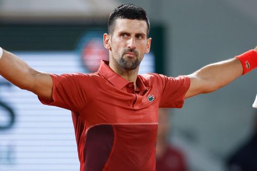 Djokovic đi tiếp một cách thần kỳ lúc 3 giờ sáng sau trận đấu đi vào lịch sử giải Pháp mở rộng