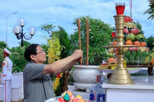 Thủ tướng dâng hương, viếng Đại tướng Võ Nguyên Giáp và các anh hùng, liệt sĩ