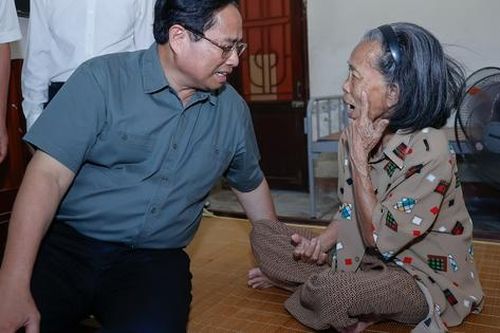 Thủ tướng thăm, tặng quà người có công và trẻ em, người khuyết tật tại Quảng Bình