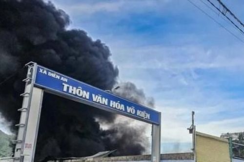 Khánh Hòa: Hỏa hoạn nghiêm trọng tại kho hàng chứa đồ gia dụng