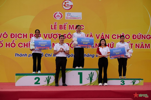 Sôi động cuộc thi Ván chèo đứng trên sông Sài Gòn