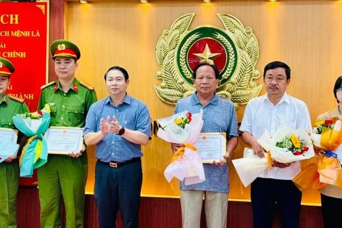 Bị giật điện thoại, cô gái đuổi theo tông vào xe đối tượng