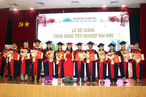 Trường ĐH Cửu Long trao bằng tốt nghiệp cho 519 tân cử nhân hệ từ xa