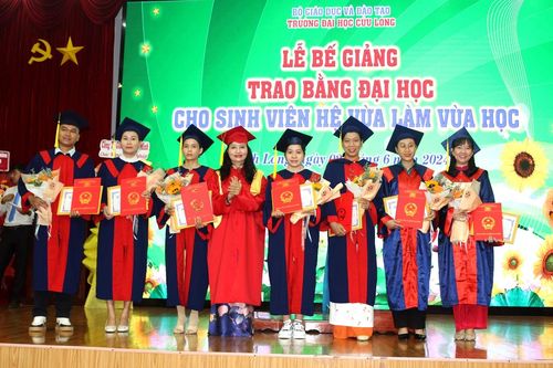 Gần 350 sinh viên hệ vừa làm vừa học Trường ĐH Cửu Long nhận bằng tốt nghiệp