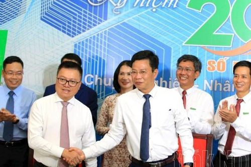 Đồng chí Lê Quốc Minh và lãnh đạo Tỉnh ủy Đắk Nông ký măng sét bản báo in Báo Đắk Nông