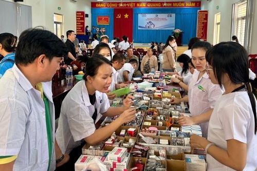 Báo Pháp Luật TP HCM phối hợp khám bệnh cho 500 người dân huyện Gò Công Đông
