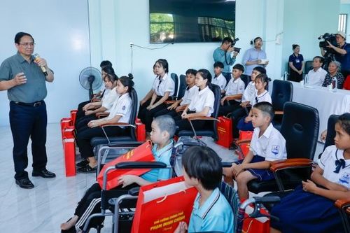 Thủ tướng Phạm Minh Chính thăm, tặng quà người có công và trẻ em, người khuyết tật tại Quảng Bình