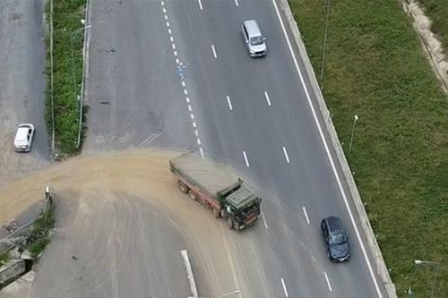 Điều tra nghi vấn 'nhận hối lộ' để mở lối tắt cho xe chở đất đi vào cao tốc Bắc - Nam