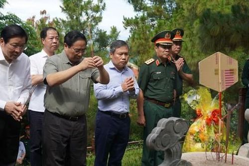 Thủ tướng Phạm Minh Chính dâng hương, viếng mộ Đại tướng Võ Nguyên Giáp