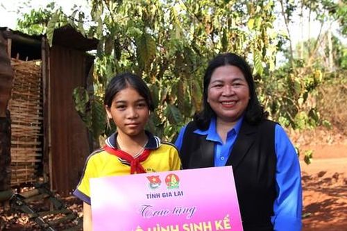 Học sinh nghèo Gia Lai xúc động nhận mô hình sinh kế