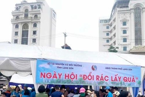 Sôi nổi Ngày hội đổi rác lấy quà ở xứ Lạng