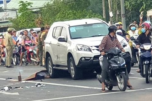 Xe máy lao vào ô tô đang dừng đèn đỏ, hai người thương vong