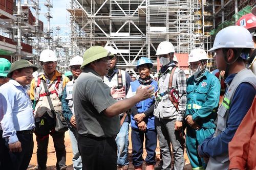 Thủ tướng Chính phủ kiểm tra công trường, động viên lực lượng thi công Dự án Nhà máy Nhiệt điện Quảng Trạch 1