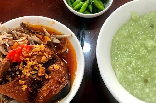 Về Phan Thiết nhớ thưởng thức cháo đậu xanh với bắp chuối chấm cá kho