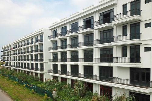 Loạt shophouse, biệt thự đắc địa ở Quảng Ninh vắng bóng người ở, cỏ dại um tùm