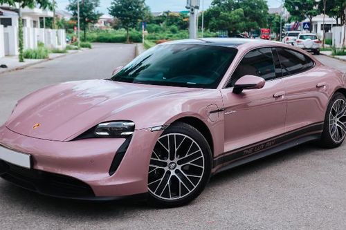 9X Hà Nội chi hơn 2 tỷ cho loạt trang bị 'xịn xò' trên Porsche Taycan màu hồng