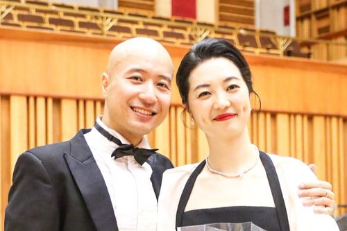 Cách kỷ niệm ngày cưới không giống ai của nhạc trưởng Việt và vợ đẹp Trung Quốc