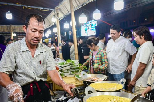 Nghìn người chen chân ăn món ngon, đầu bếp làm không ngơi tay suốt 12 tiếng